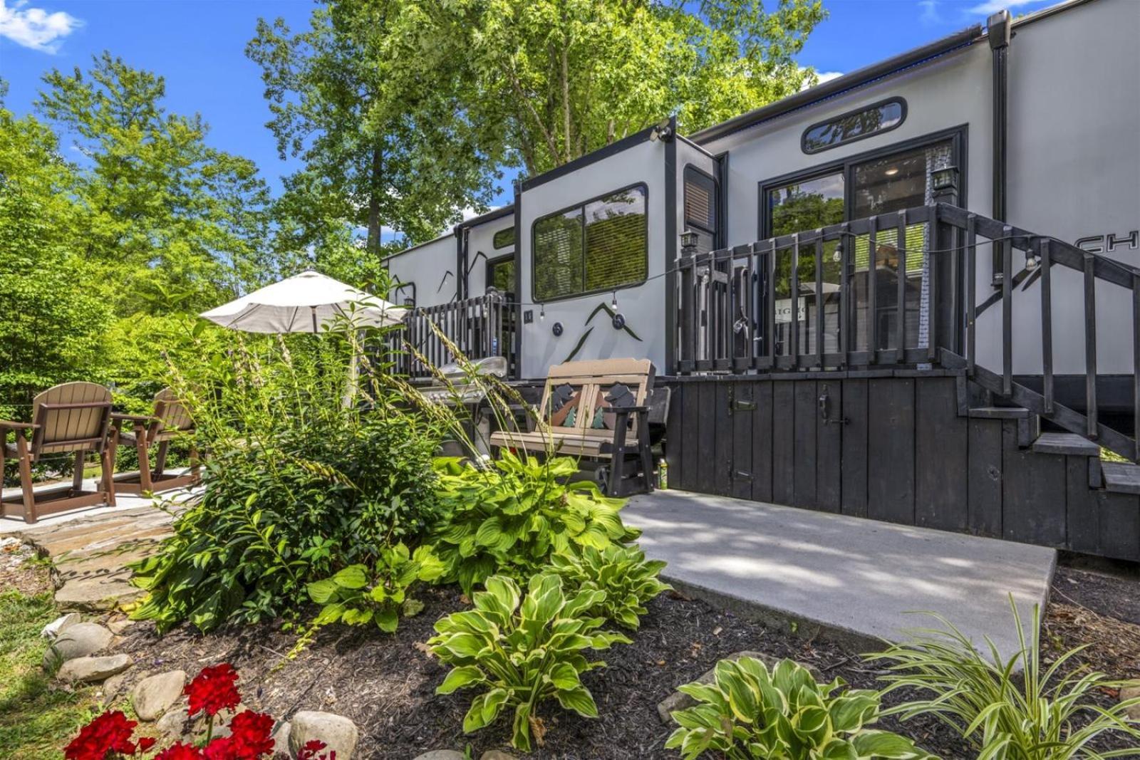 Creekside Glamping Resort- Pool, Fishing Pond, Mini Golf, Game Room, Pet Friendly
