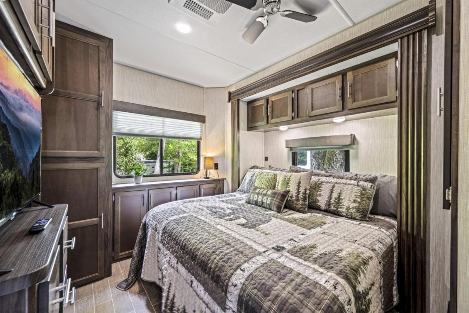 Creekside Glamping Resort- Pool, Fishing Pond, Mini Golf, Game Room, Pet Friendly Gatlinburg