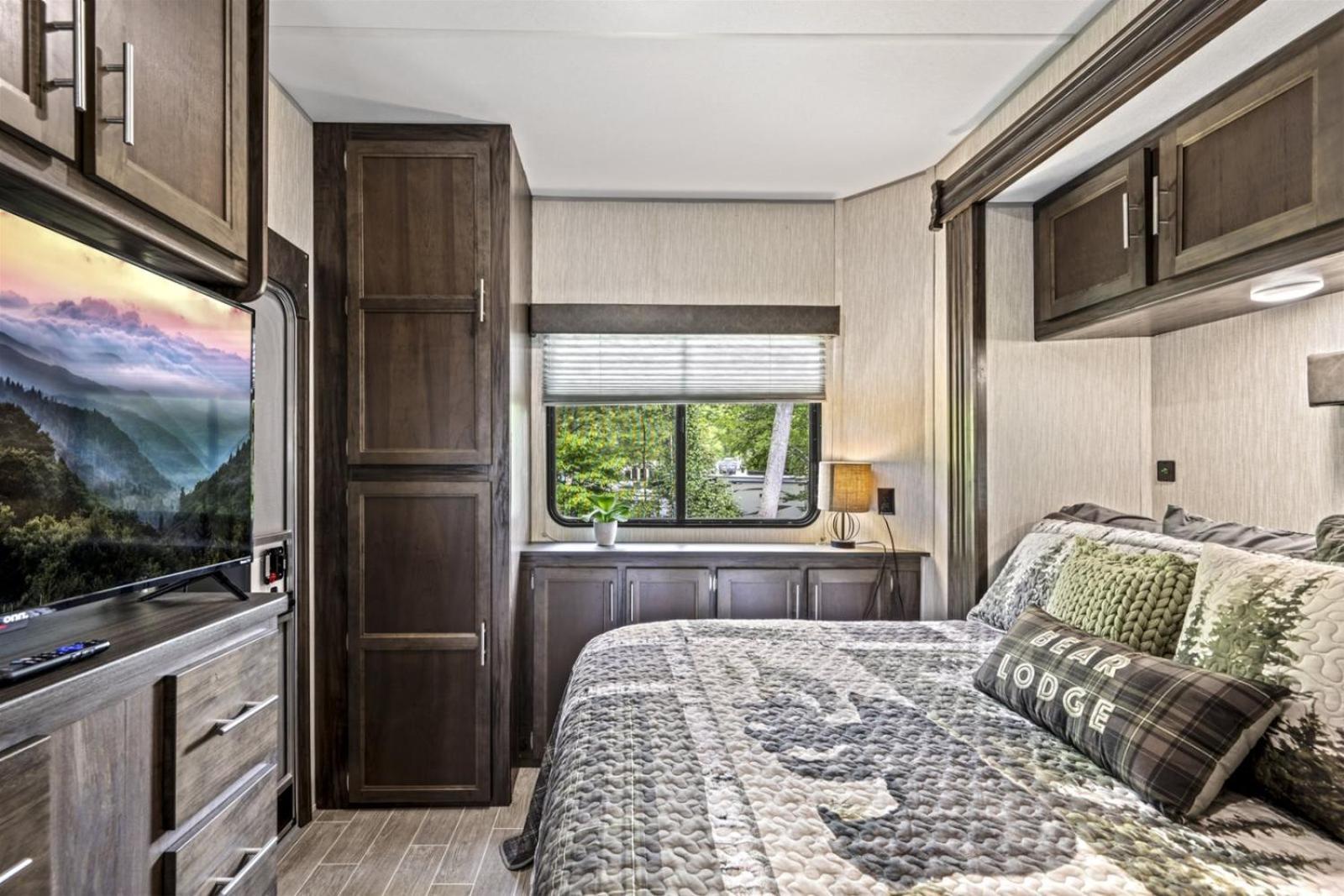 Creekside Glamping Resort- Pool, Fishing Pond, Mini Golf, Game Room, Pet Friendly