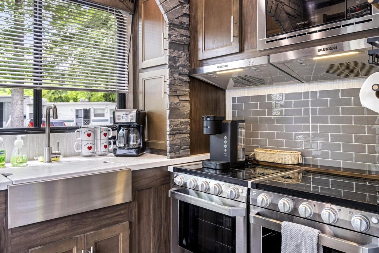 Holiday home Creekside Glamping Resort- Pool, Fishing Pond, Mini Golf, Game Room, Pet Friendly *