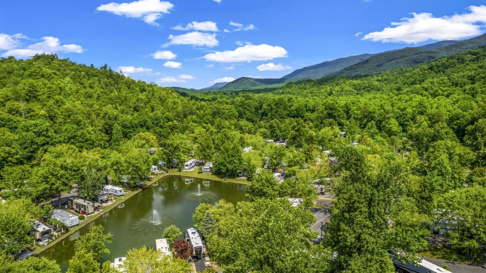 Holiday home Creekside Glamping Resort- Pool, Fishing Pond, Mini Golf, Game Room, Pet Friendly *