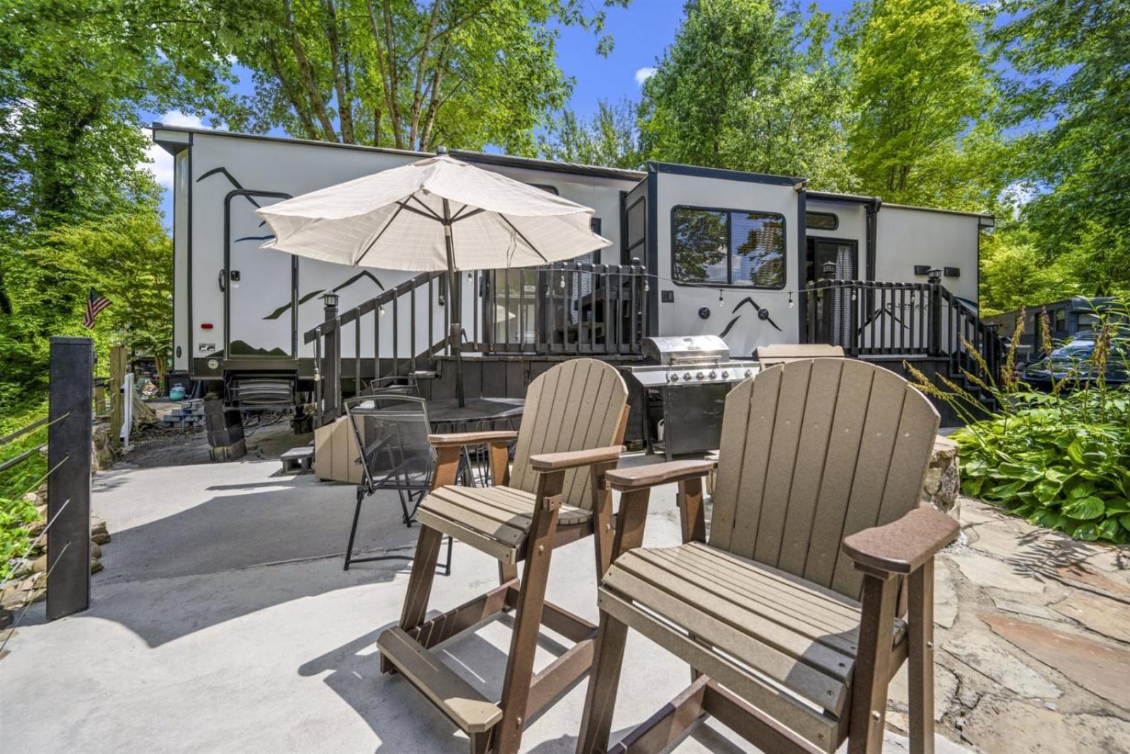 Creekside Glamping Resort- Pool, Fishing Pond, Mini Golf, Game Room, Pet Friendly Holiday home