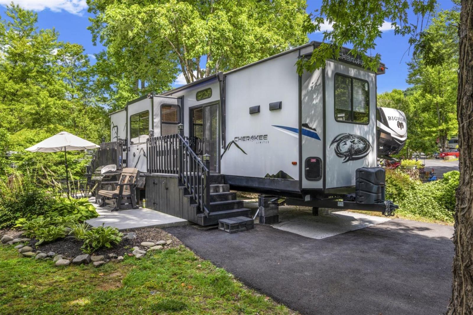 Creekside Glamping Resort- Pool, Fishing Pond, Mini Golf, Game Room, Pet Friendly Holiday home *