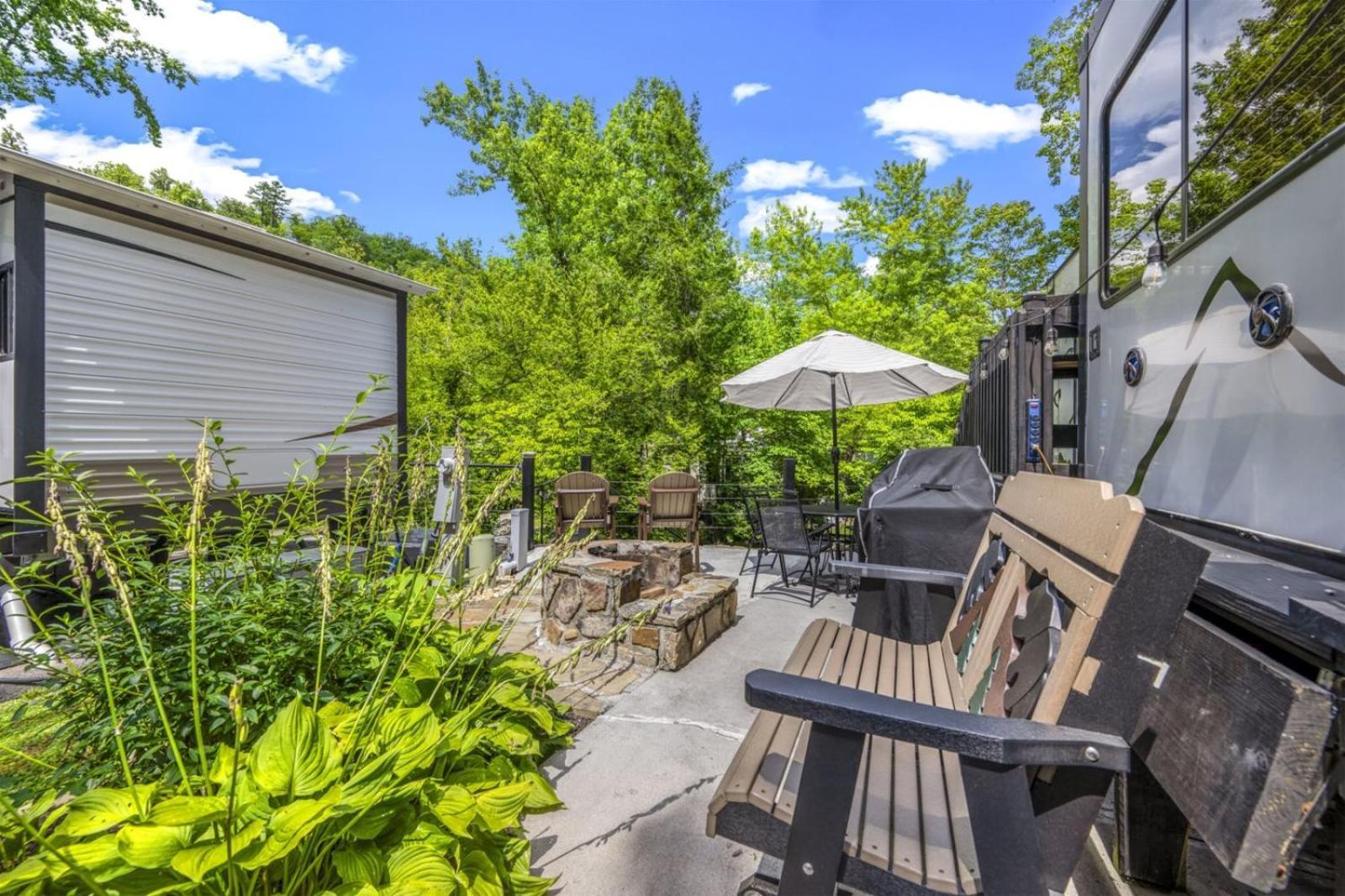 Creekside Glamping Resort- Pool, Fishing Pond, Mini Golf, Game Room, Pet Friendly Holiday home Gatlinburg
