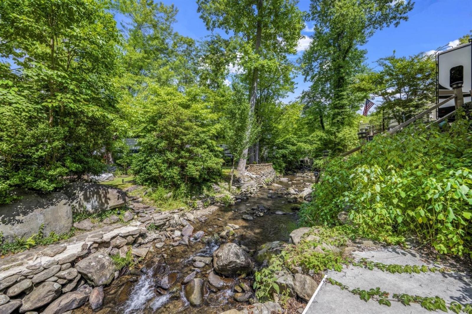 Creekside Glamping Resort- Pool, Fishing Pond, Mini Golf, Game Room, Pet Friendly Gatlinburg