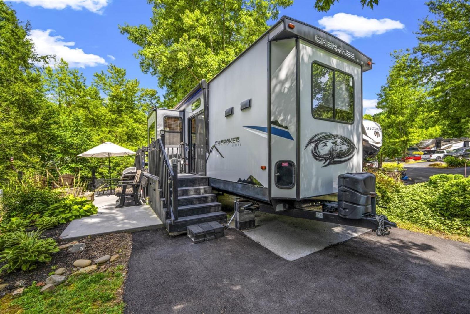 Creekside Glamping Resort- Pool, Fishing Pond, Mini Golf, Game Room, Pet Friendly *