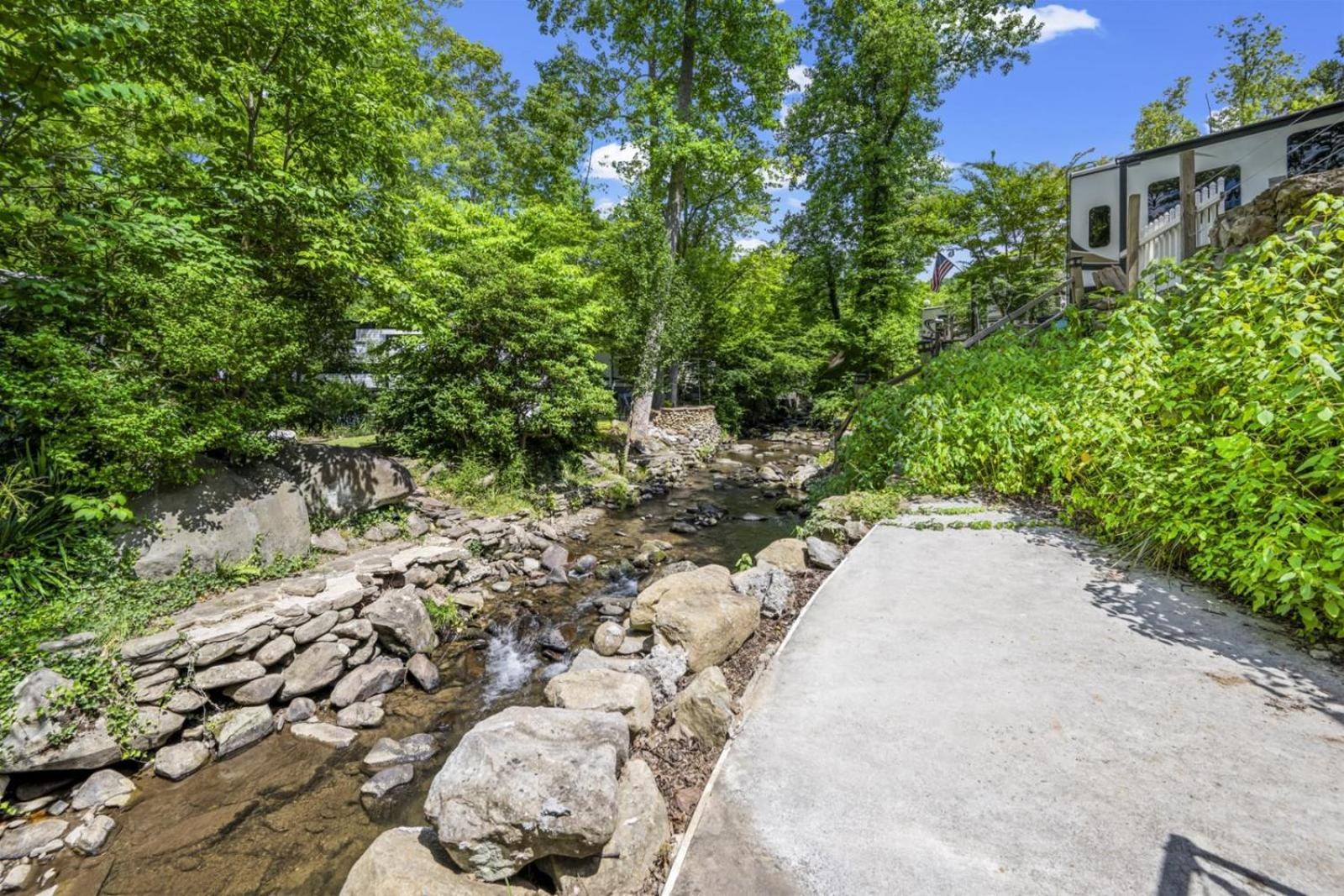 Creekside Glamping Resort- Pool, Fishing Pond, Mini Golf, Game Room, Pet Friendly Holiday home Gatlinburg