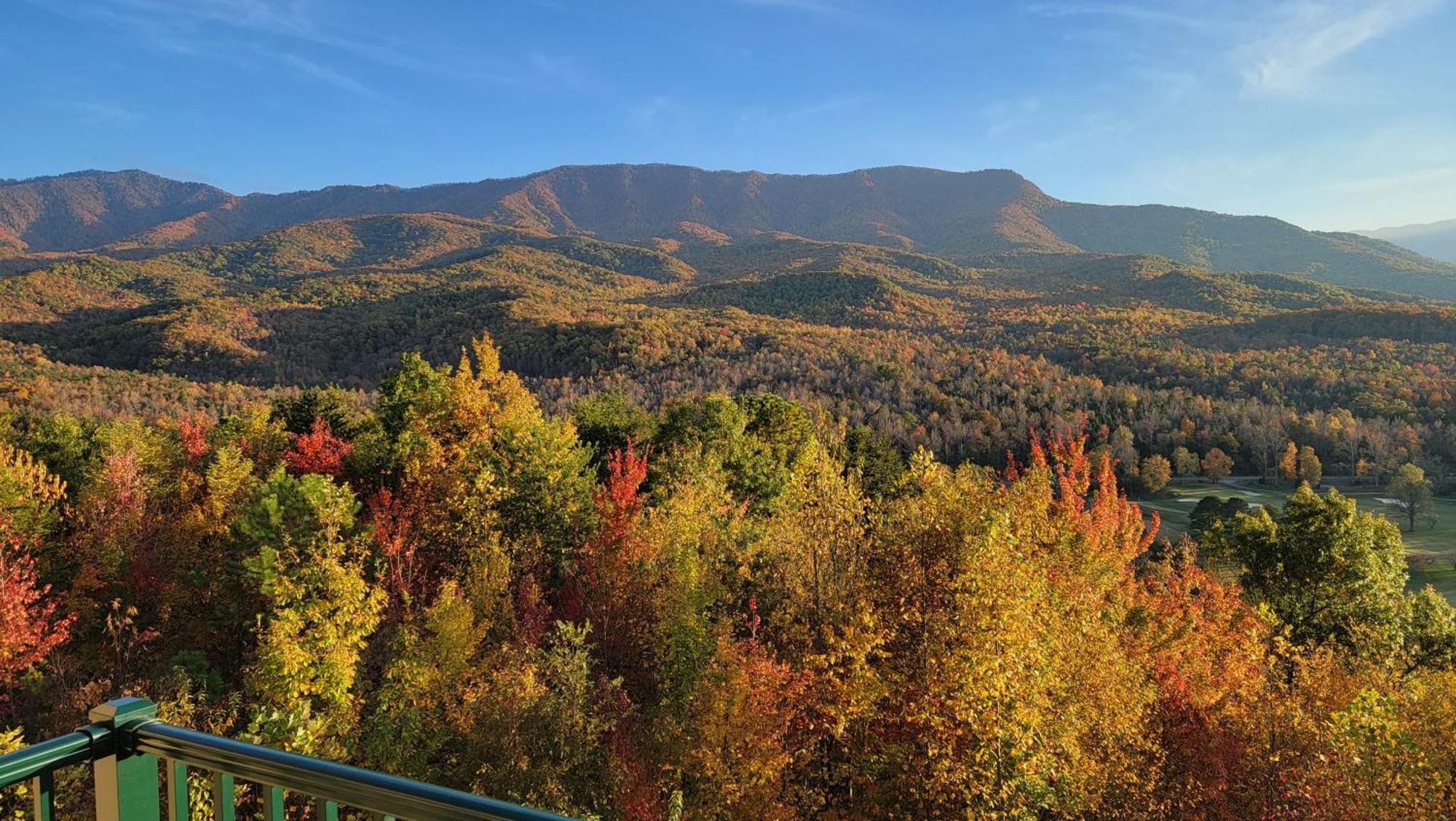 Eagles View, Luxury Living Amazing Mtn Views! Indoor Pool & Apartment Gatlinburg