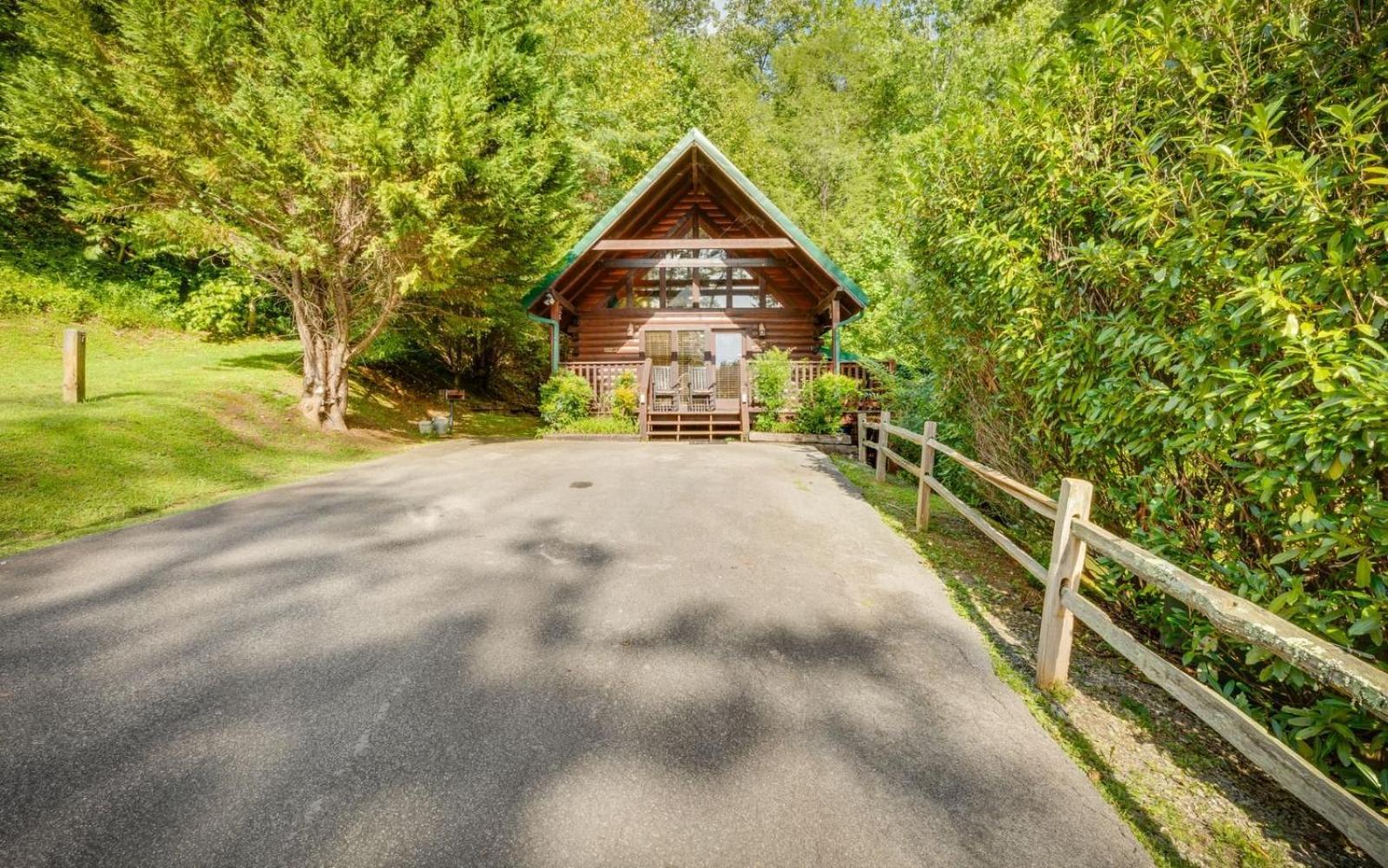 Hugs N Kisses Pool Table Hot Tub Pool Table Community Pool Close To Downtown Gatlinburg