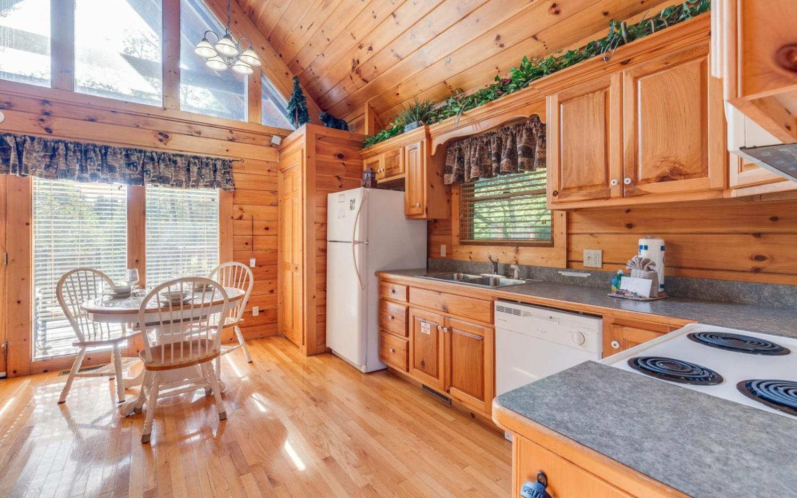 Hugs N Kisses Pool Table Hot Tub Pool Table Community Pool Close To Downtown * Gatlinburg