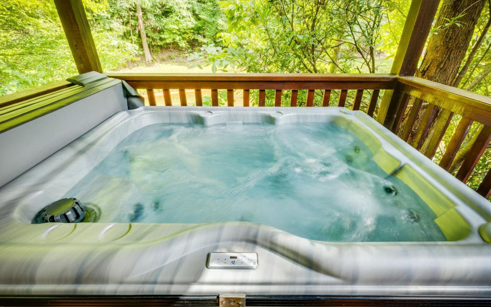 Hugs N Kisses Pool Table Hot Tub Pool Table Community Pool Close To Downtown