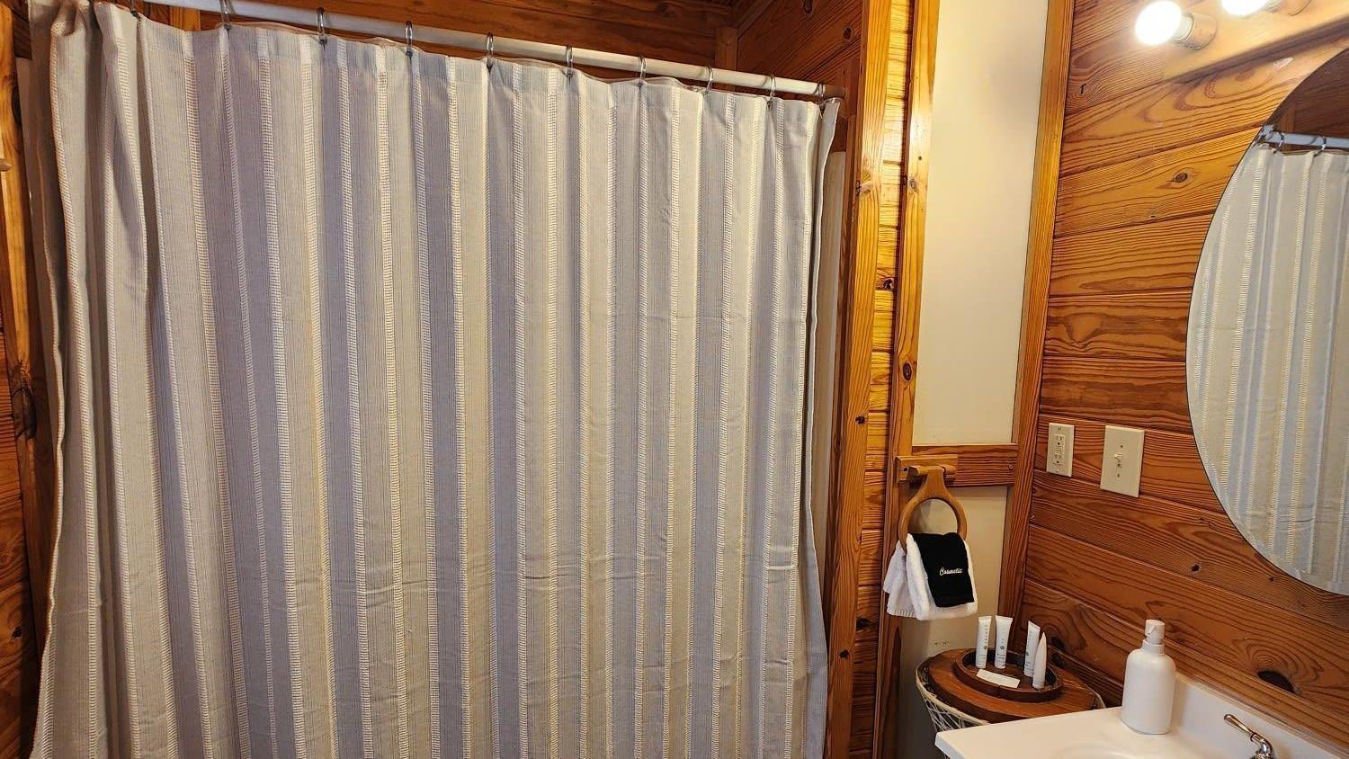 Cuddles, 1 Bedroom Studio, Walk To Downtown And Hiking Trails! *