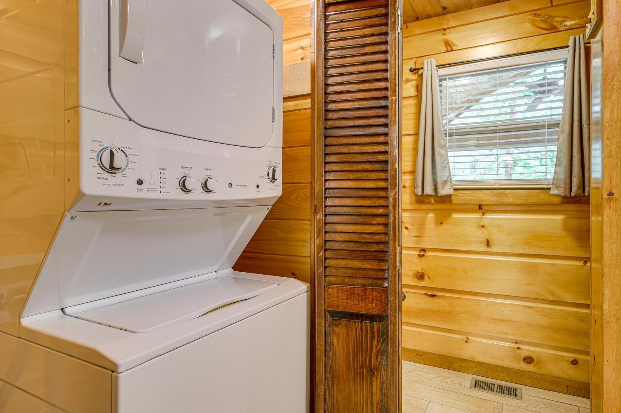 Pet-friendly About 2 Mi To Downtown!