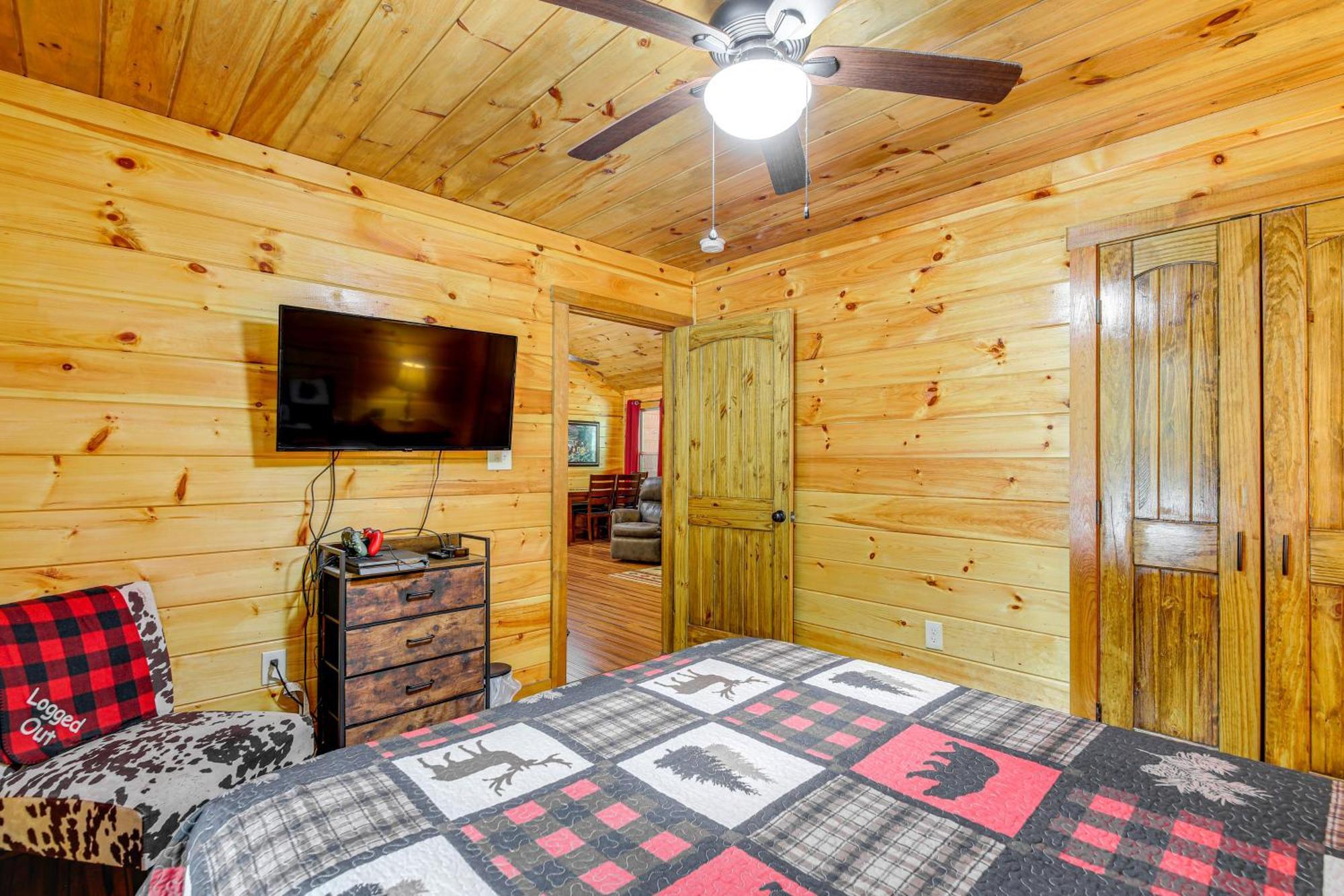 Pet-friendly About 2 Mi To Downtown!