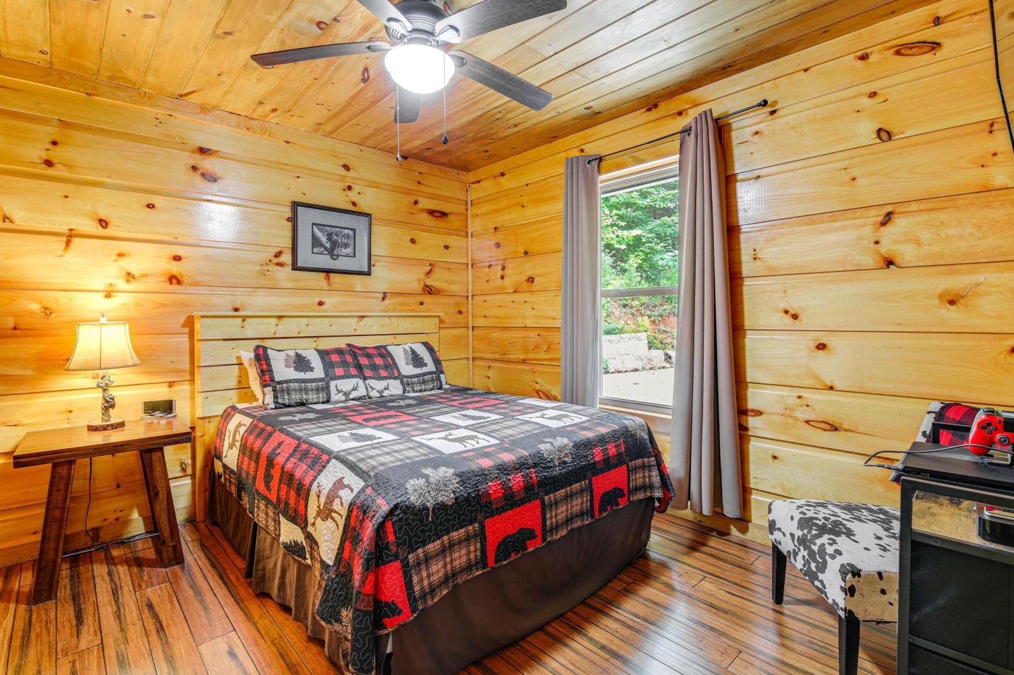 Pet-friendly About 2 Mi To Downtown! *