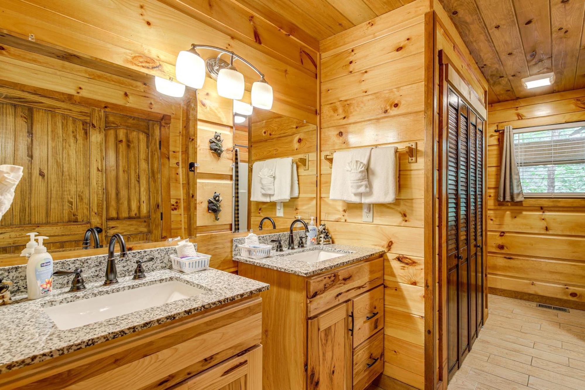 Pet-friendly About 2 Mi To Downtown!