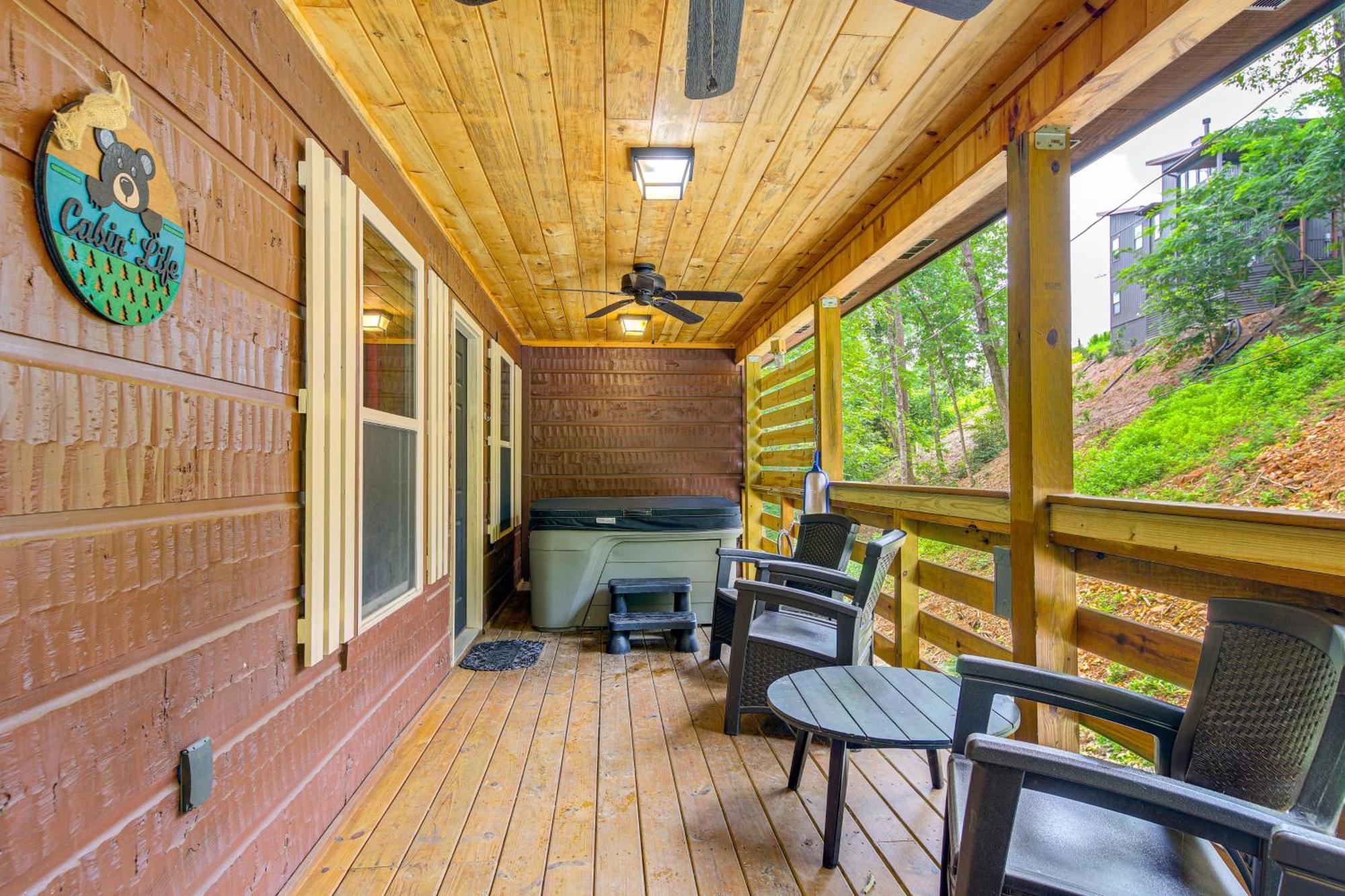 Pet-friendly About 2 Mi To Downtown!