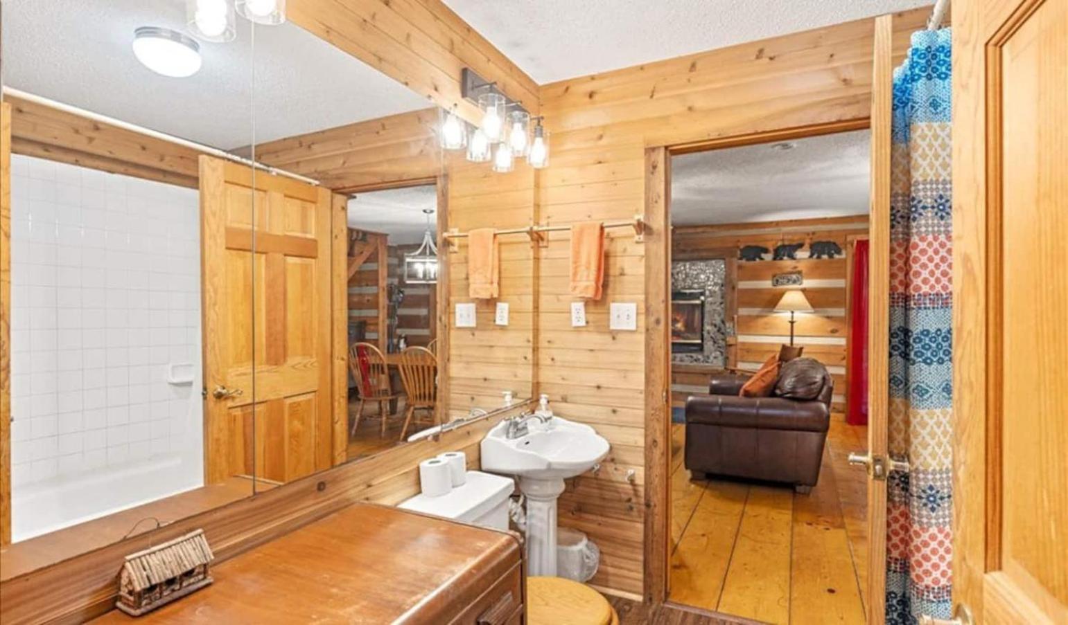 Near Downtown, Bbq,hot Tub, Foosball, Fireplace Holiday home *