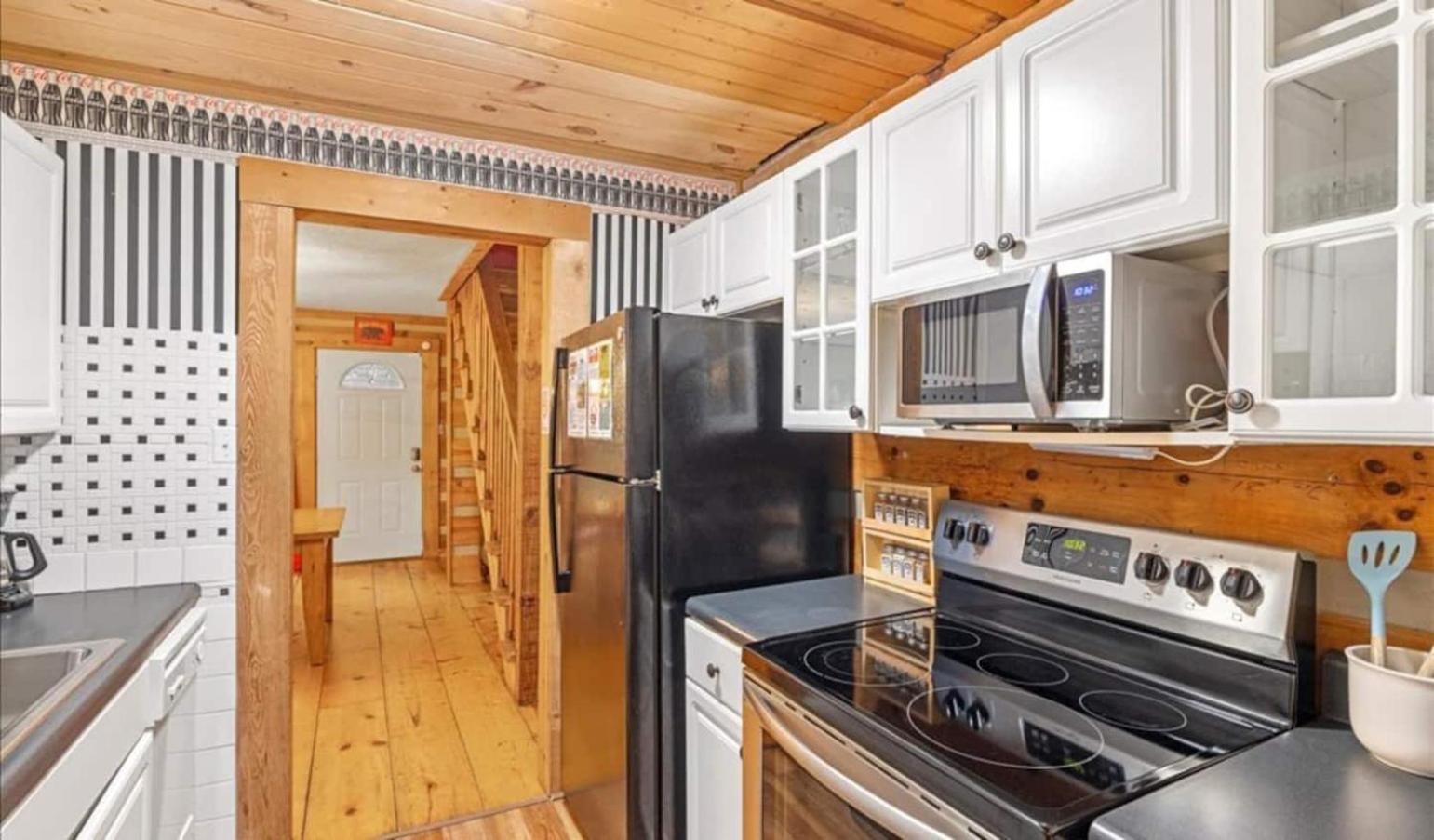 Near Downtown, Bbq,hot Tub, Foosball, Fireplace