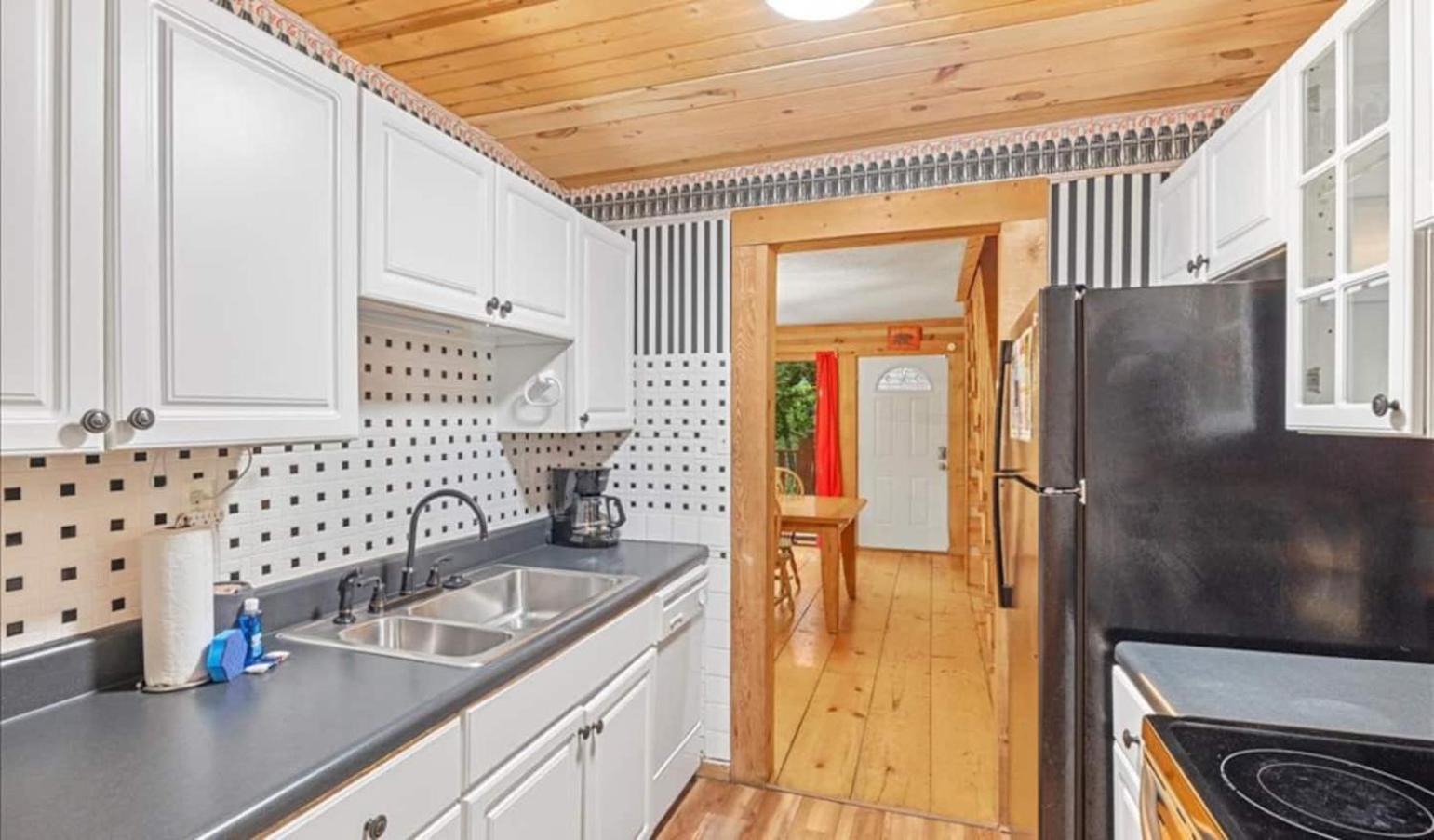 Near Downtown, Bbq,hot Tub, Foosball, Fireplace Holiday home *