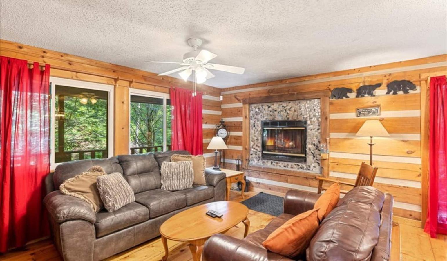 Near Downtown, Bbq,hot Tub, Foosball, Fireplace