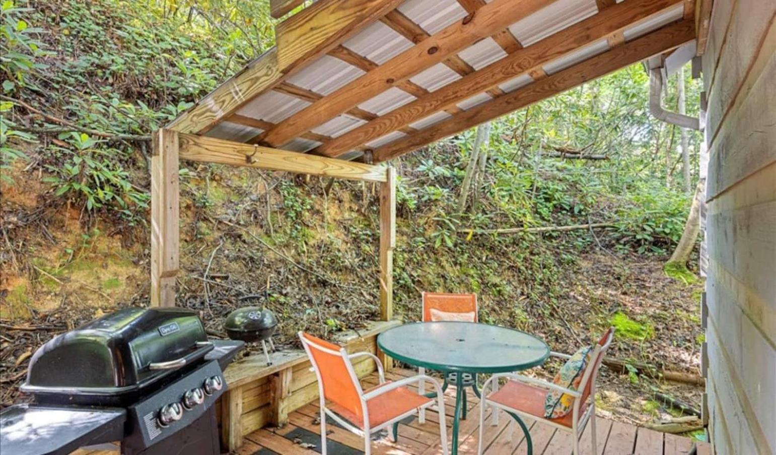 Near Downtown, Bbq,hot Tub, Foosball, Fireplace Holiday home