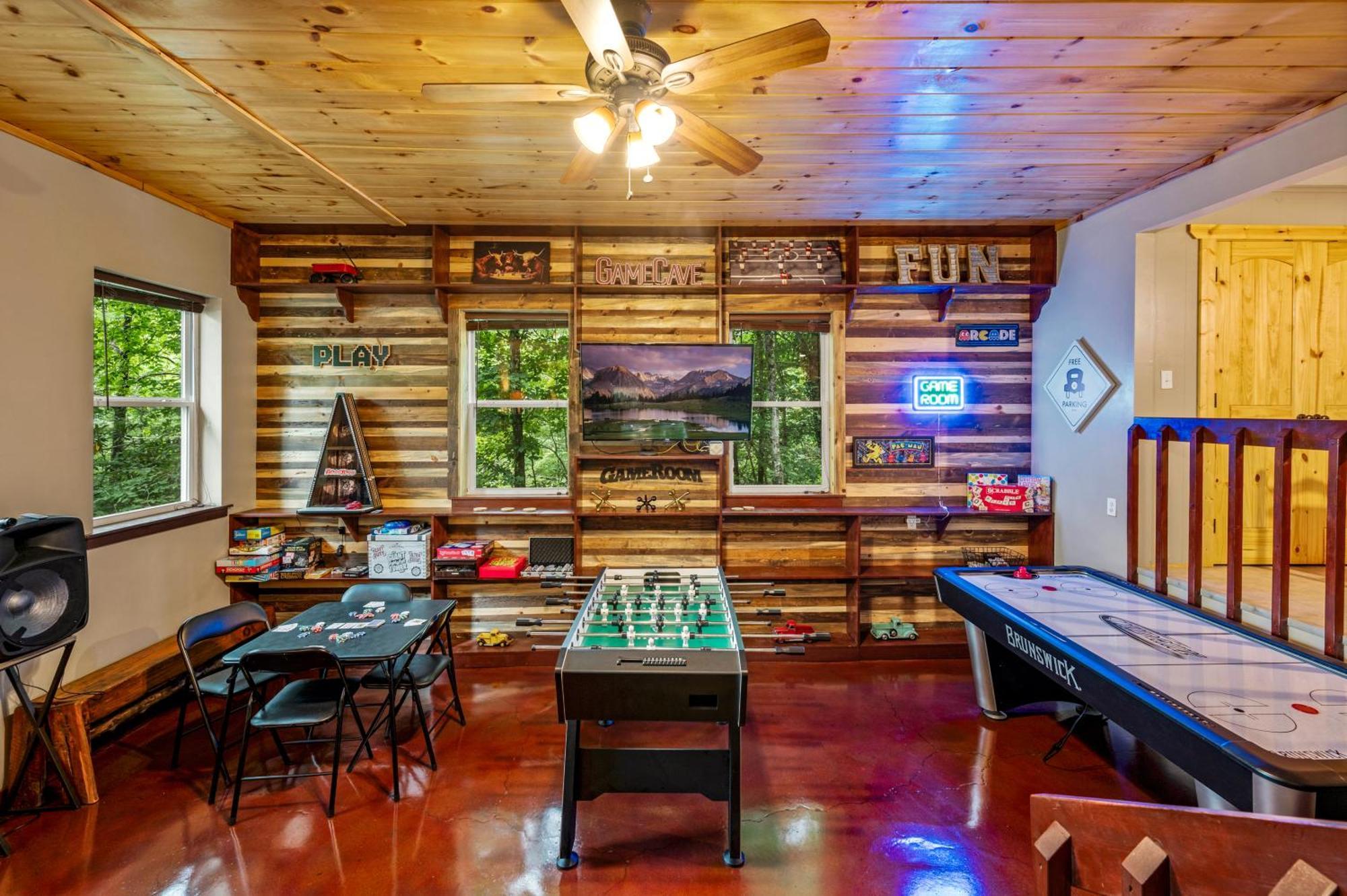 Beautiful With Fireplace And Large Game