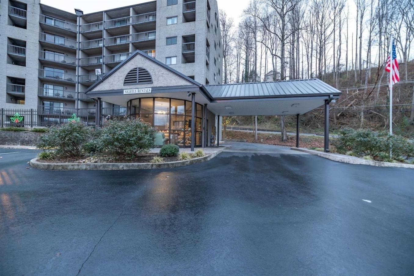 Modern Style, 2 Bed Condo, Pool In Gatlinburg! Holiday home *