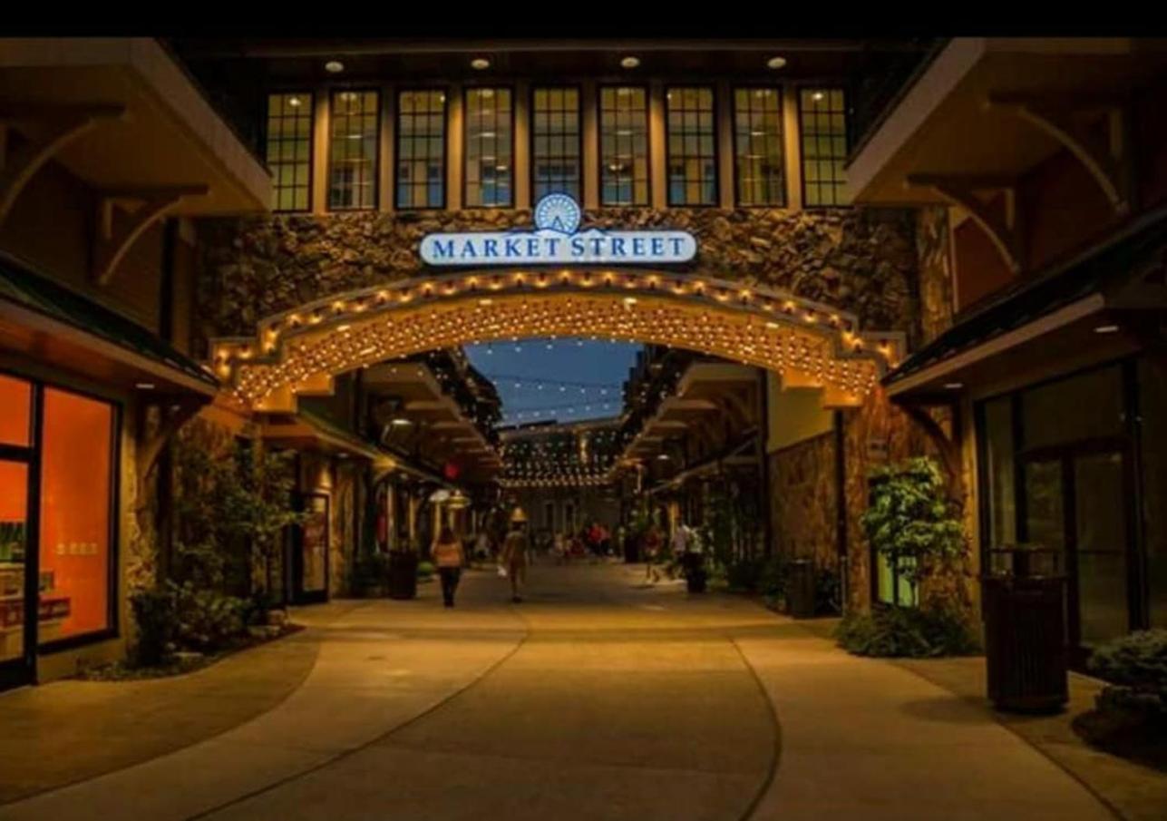Modern Style, 2 Bed Condo, Pool In Gatlinburg! Gatlinburg
