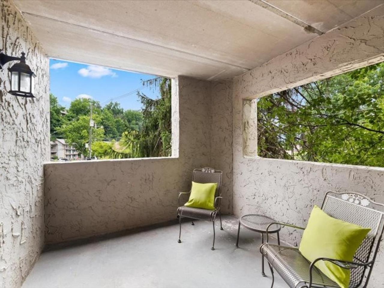 Holiday home Modern Style, 2 Bed Condo, Pool In Gatlinburg! *