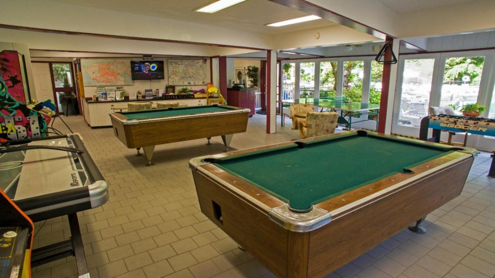 Large Modern-style W Pool, Gym, Game * Gatlinburg