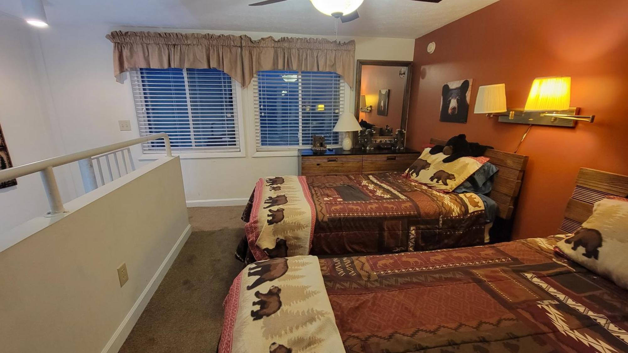 Stairway To Heaven, Breathtaking Mtn Views Indoor Pool & Hot Tub Apartment *