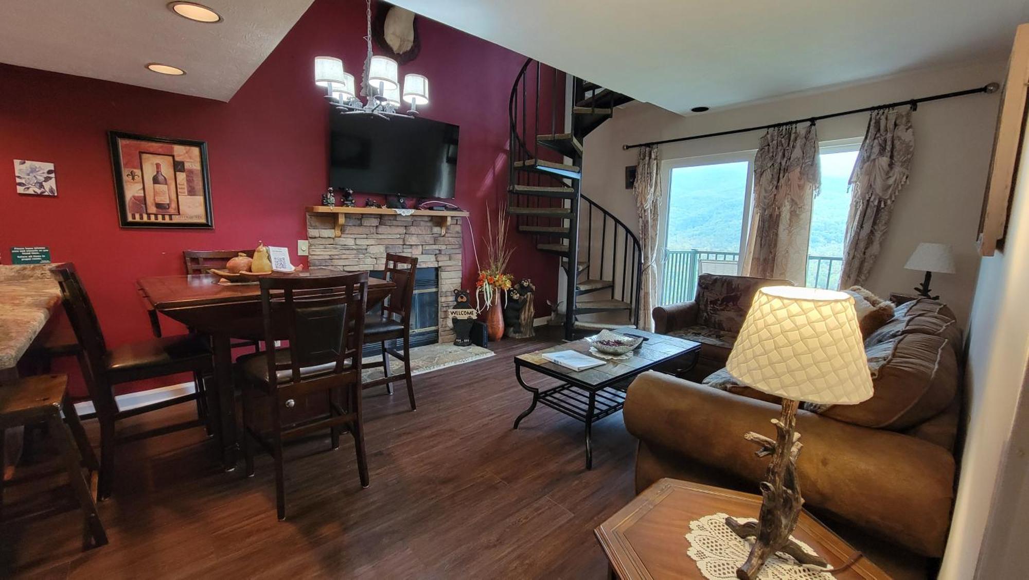 Stairway To Heaven, Breathtaking Mtn Views Indoor Pool & Hot Tub * Gatlinburg