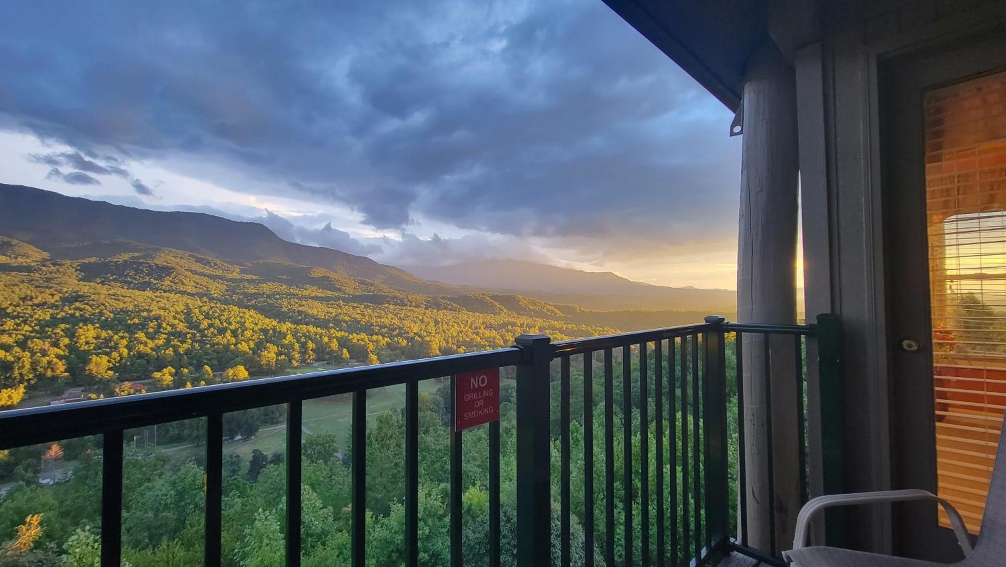Stairway To Heaven, Breathtaking Mtn Views Indoor Pool & Hot Tub Apartment