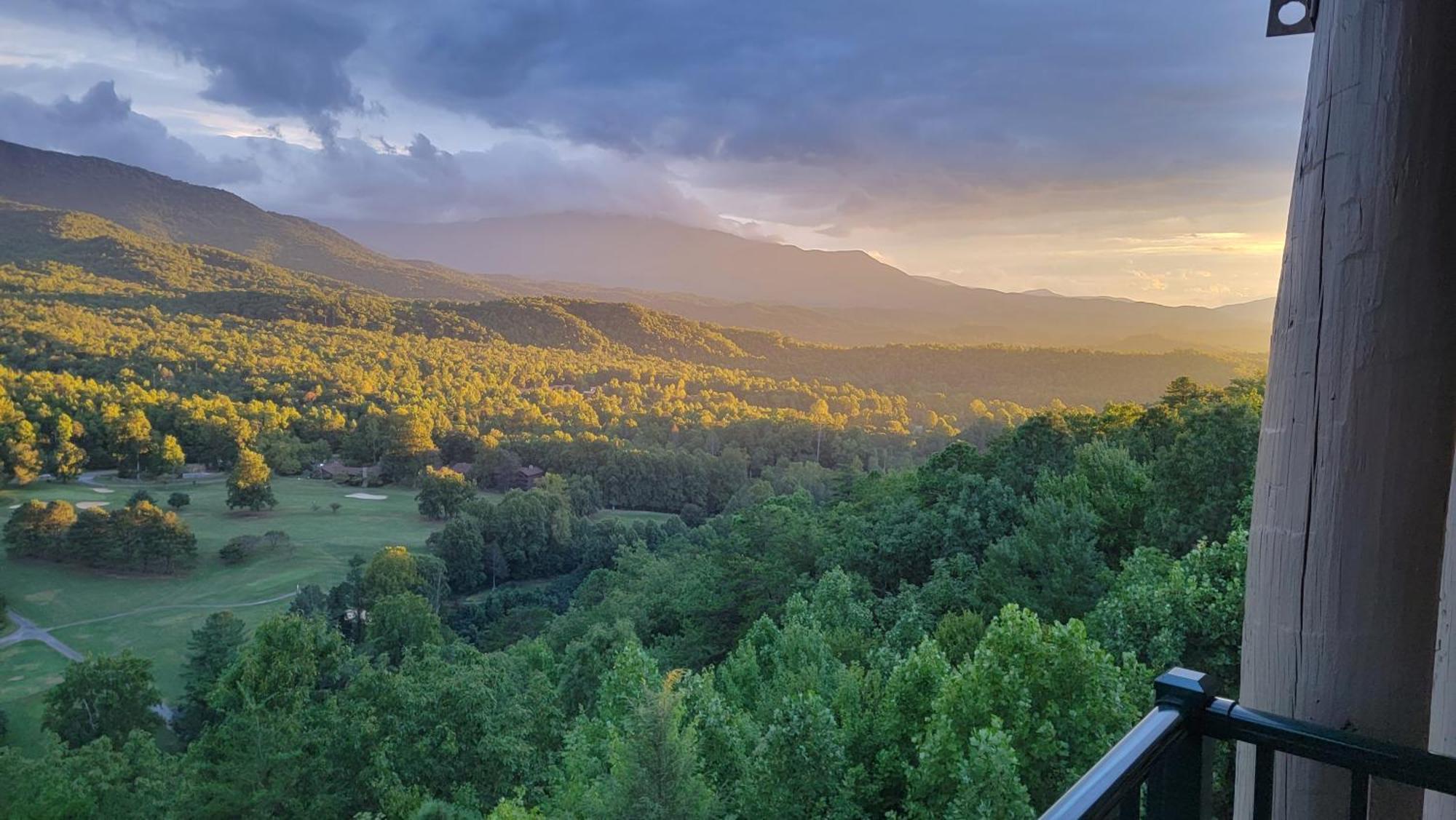 Stairway To Heaven, Breathtaking Mtn Views Indoor Pool & Hot Tub *