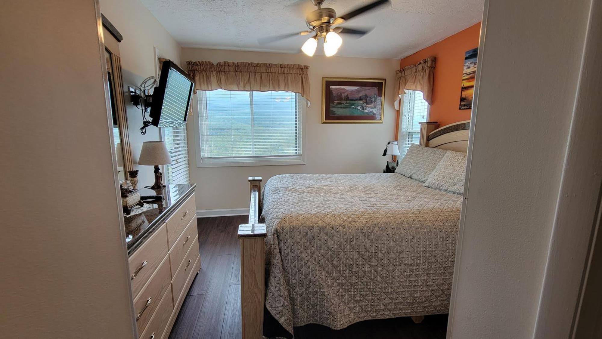 Stairway To Heaven, Breathtaking Mtn Views Indoor Pool & Hot Tub Apartment