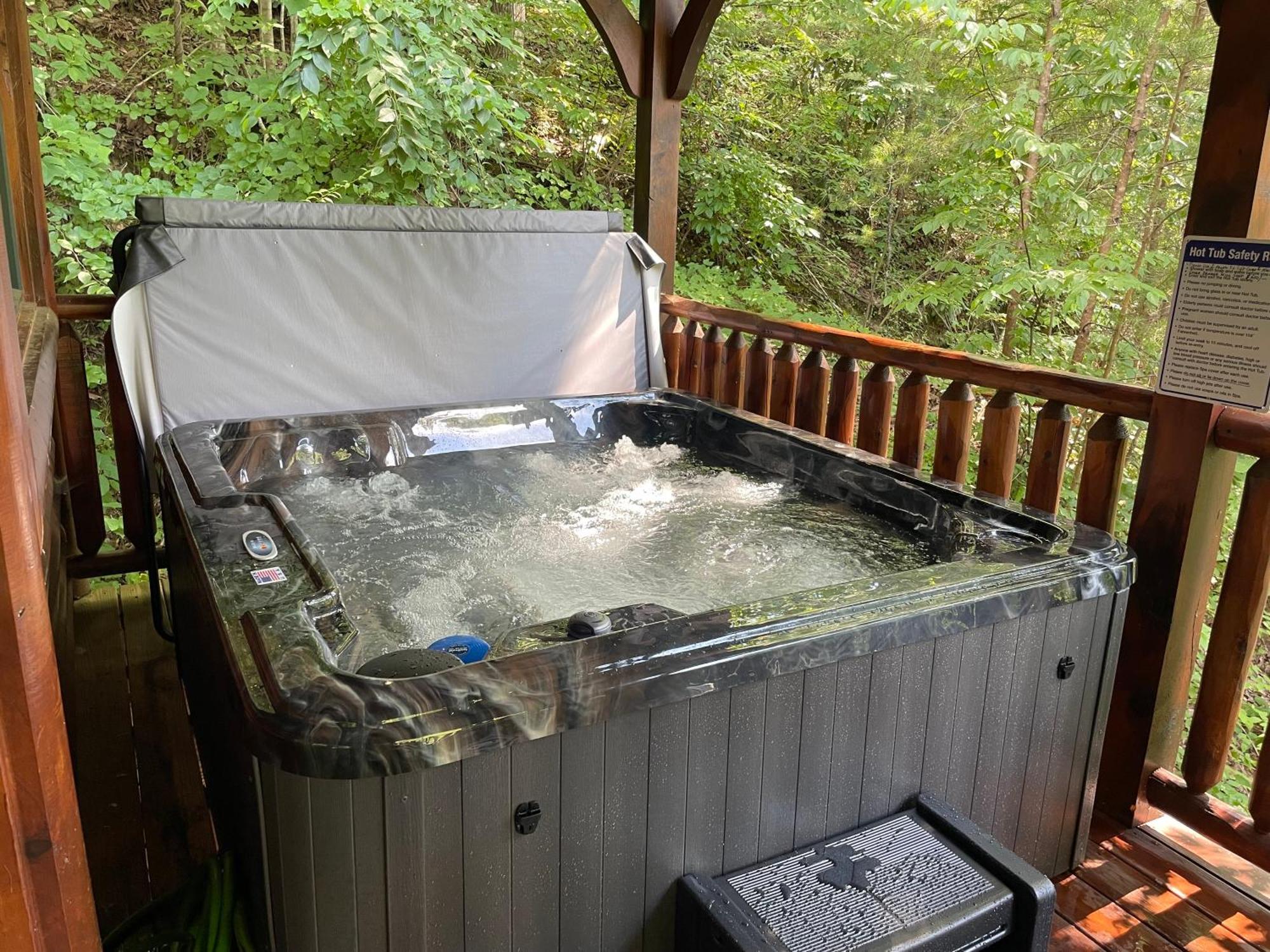 Villa Spacious Log Cabin, Easy Drive, Hot Tub, Arcade Gameroom, Mountain Vibe *