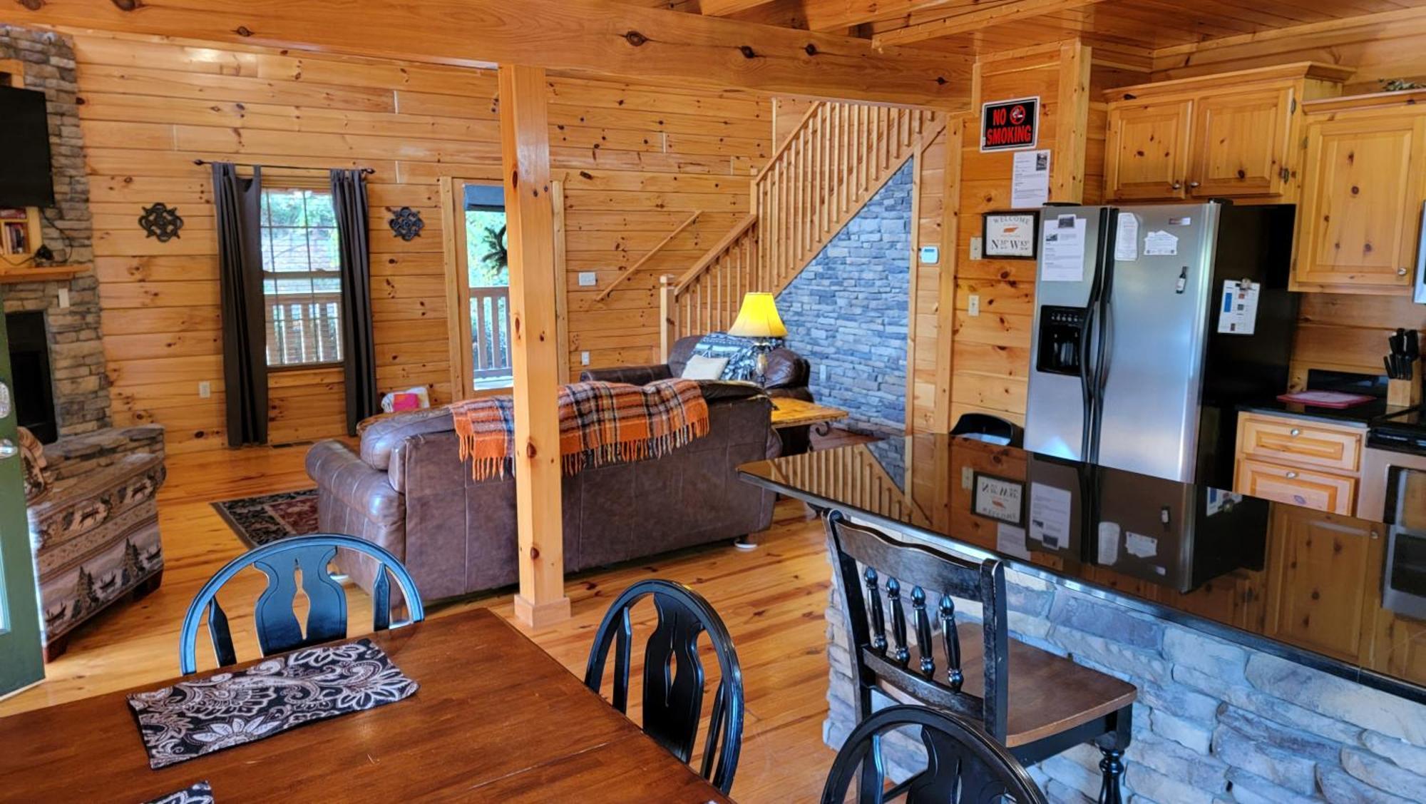 Smoky Heights Overlook, Luxury Log Cabin, Mountain & Views Holiday home *
