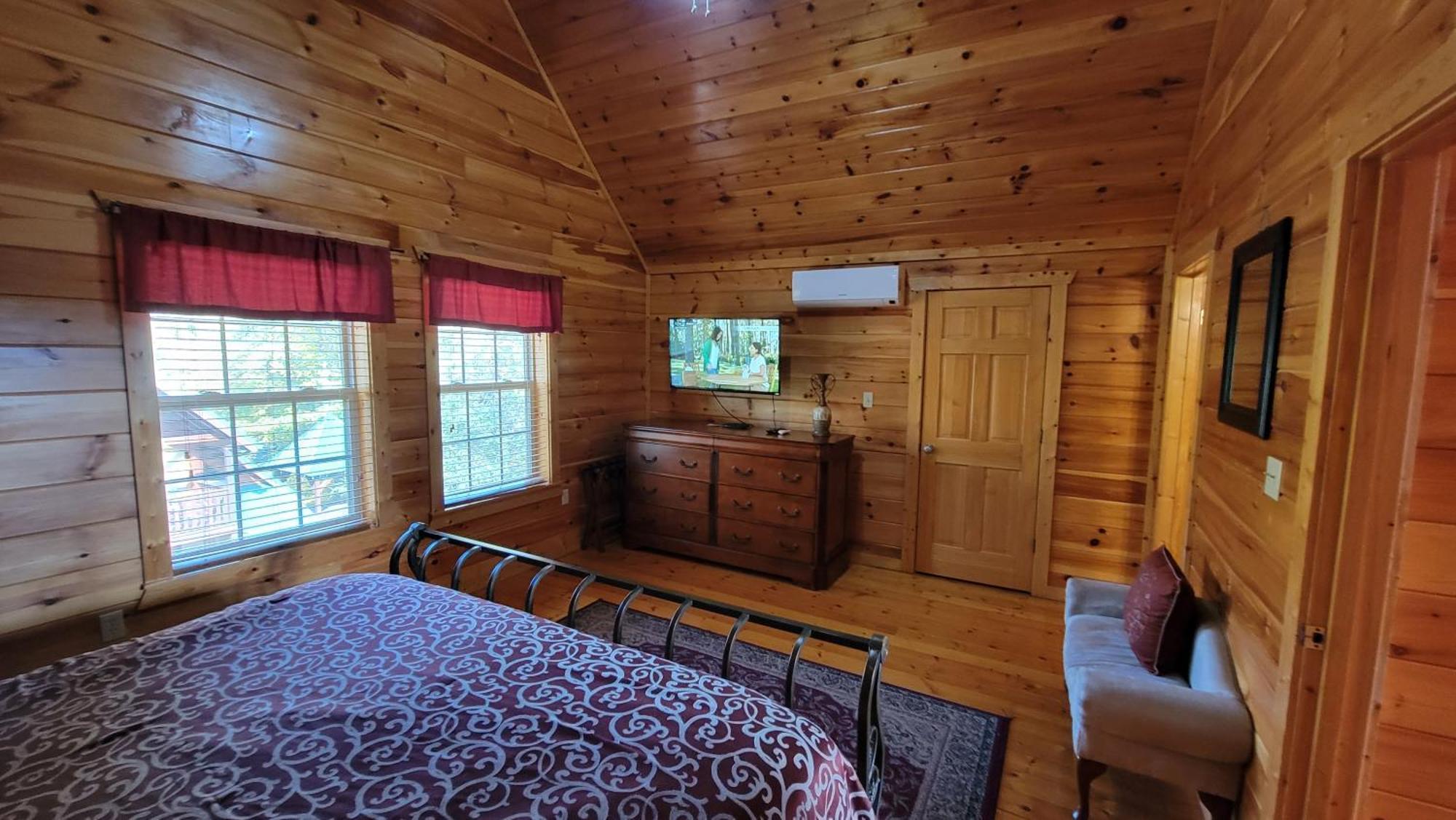 Holiday home Smoky Heights Overlook, Luxury Log Cabin, Mountain & Views *
