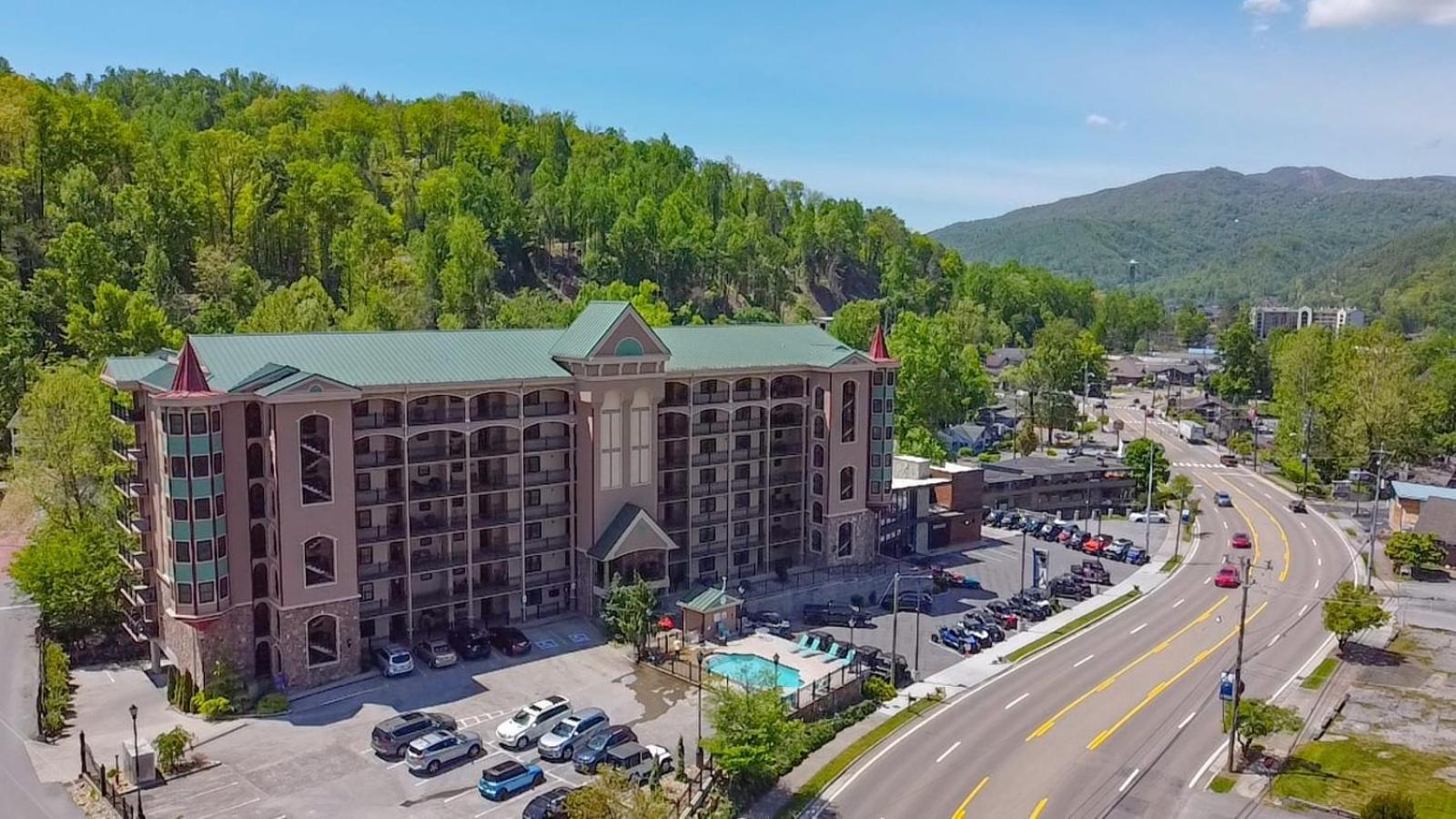Luxurious Condo, Pool, Fireplace, Hiking Holiday home Gatlinburg