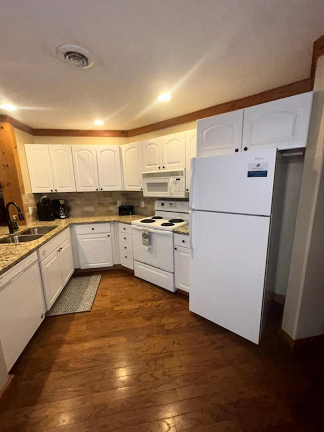 Newly Remodeled, Pool Table, Pool, Gym, Hiking! Holiday home