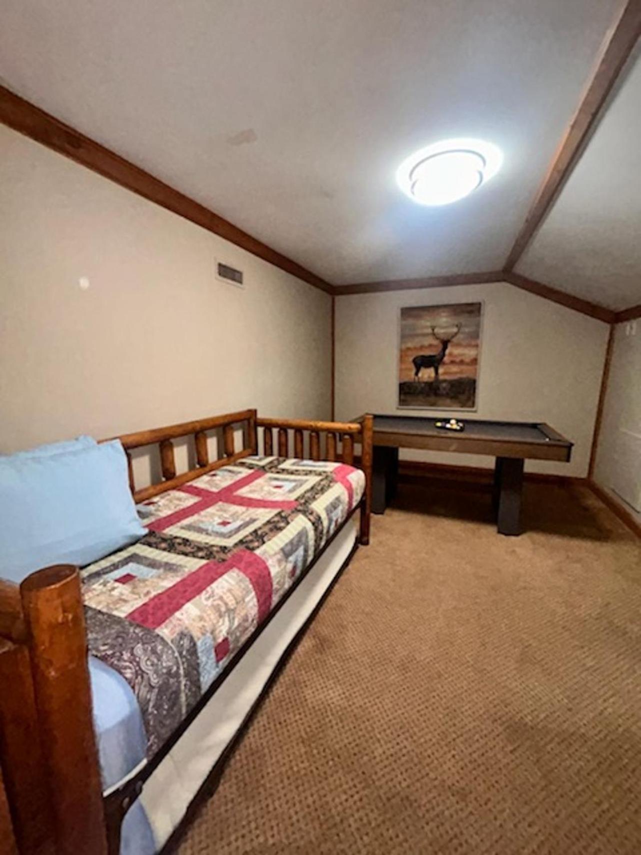 Holiday home Newly Remodeled, Pool Table, Pool, Gym, Hiking! *
