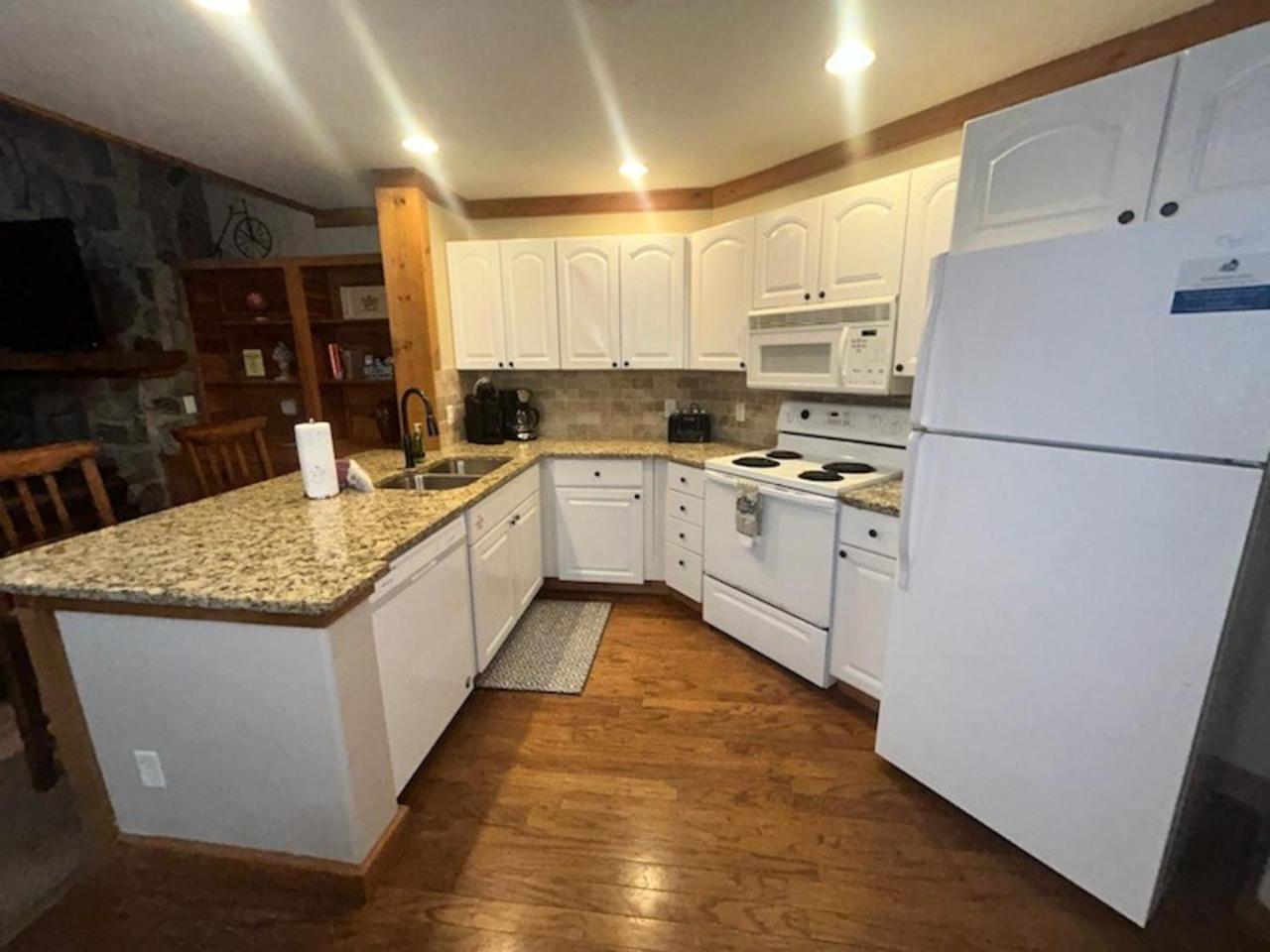 Newly Remodeled, Pool Table, Pool, Gym, Hiking! * Gatlinburg