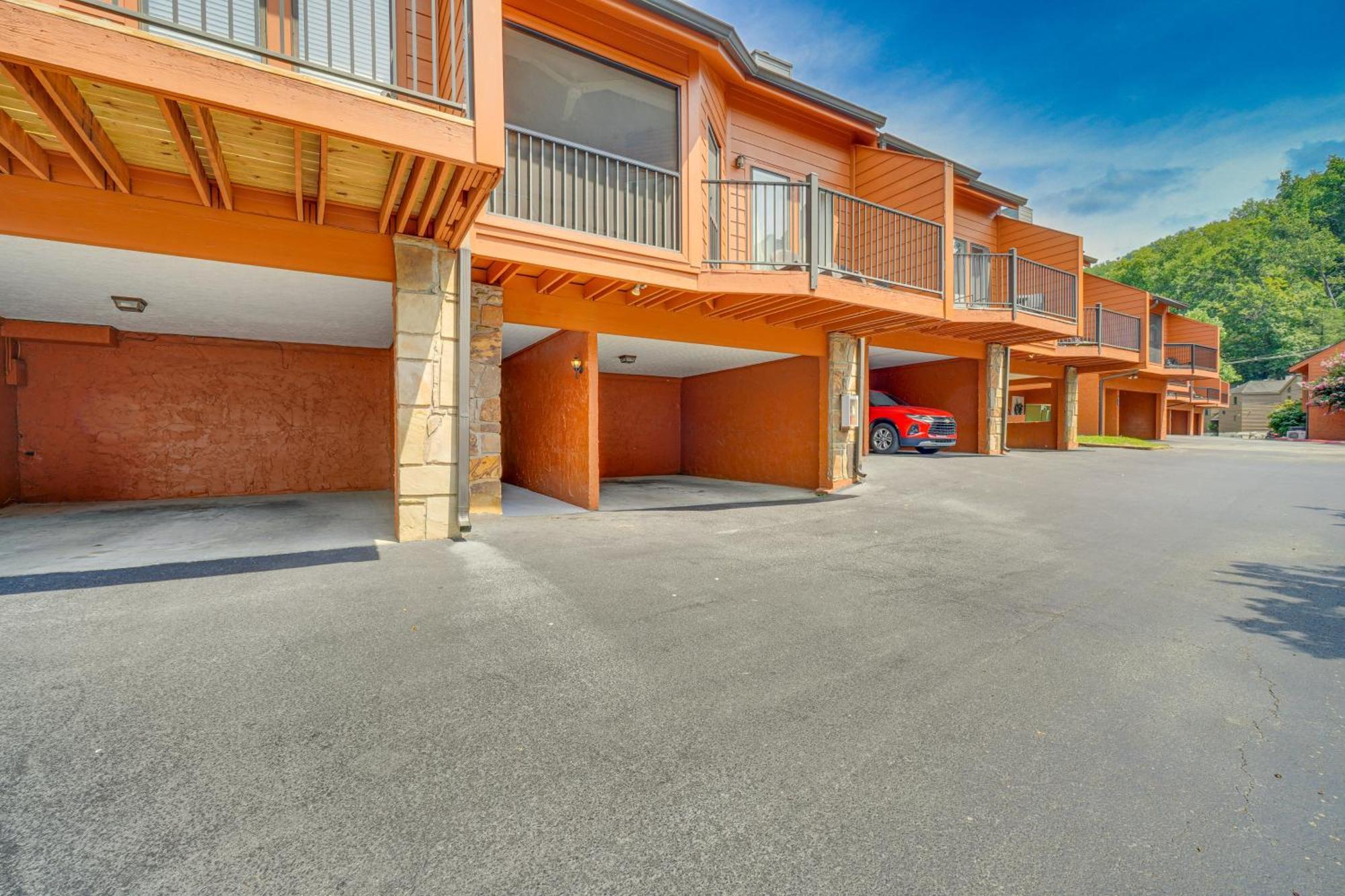 Mountain Townhome With Pool Access! * Gatlinburg