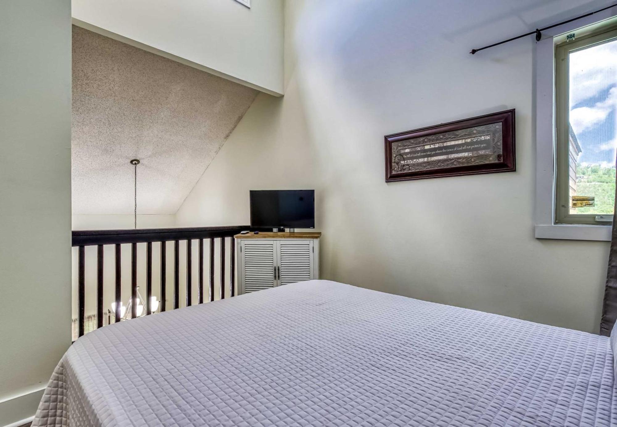 Holiday home Mountain Townhome With Pool Access!