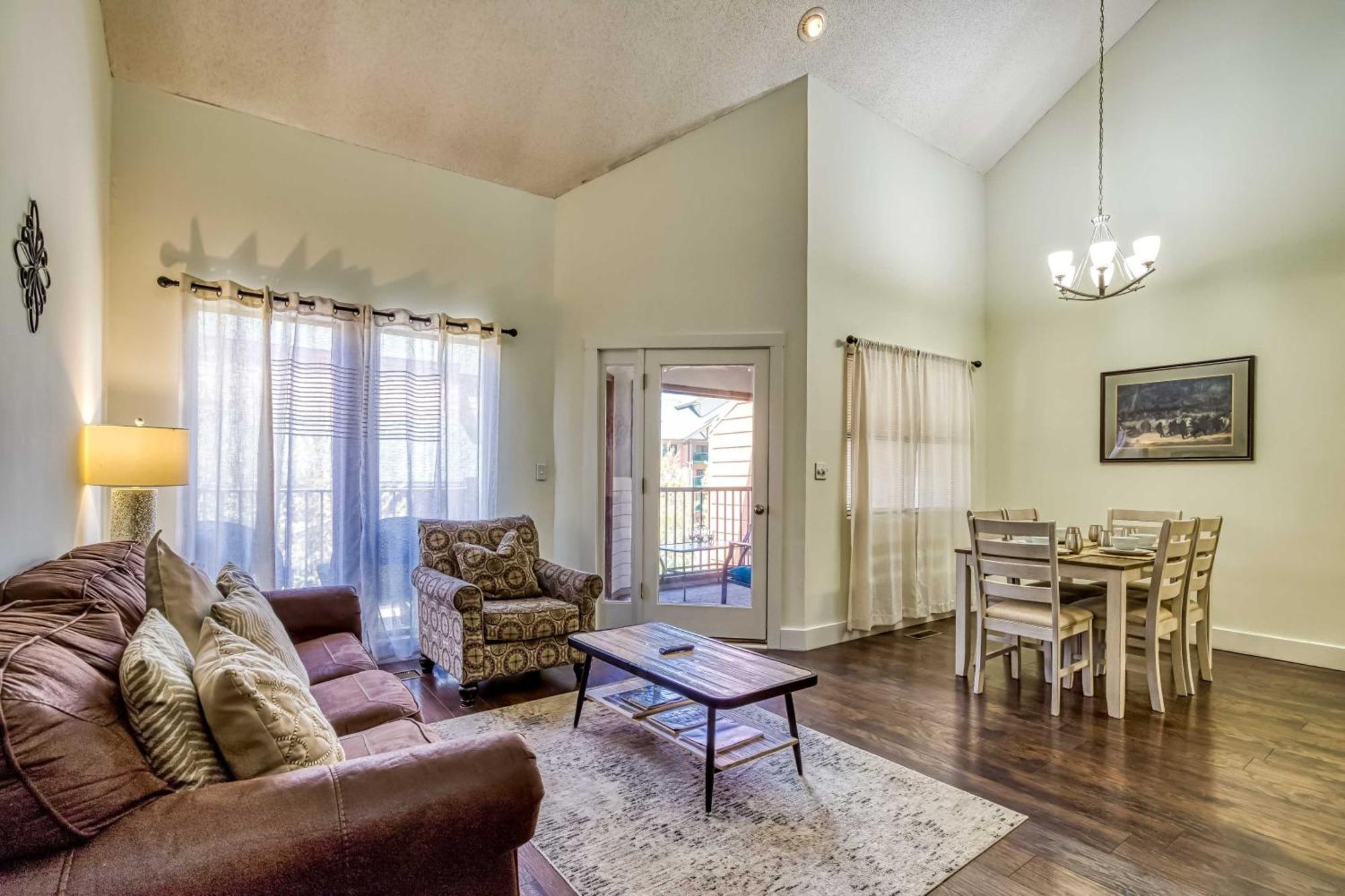Mountain Townhome With Pool Access! Holiday home Gatlinburg