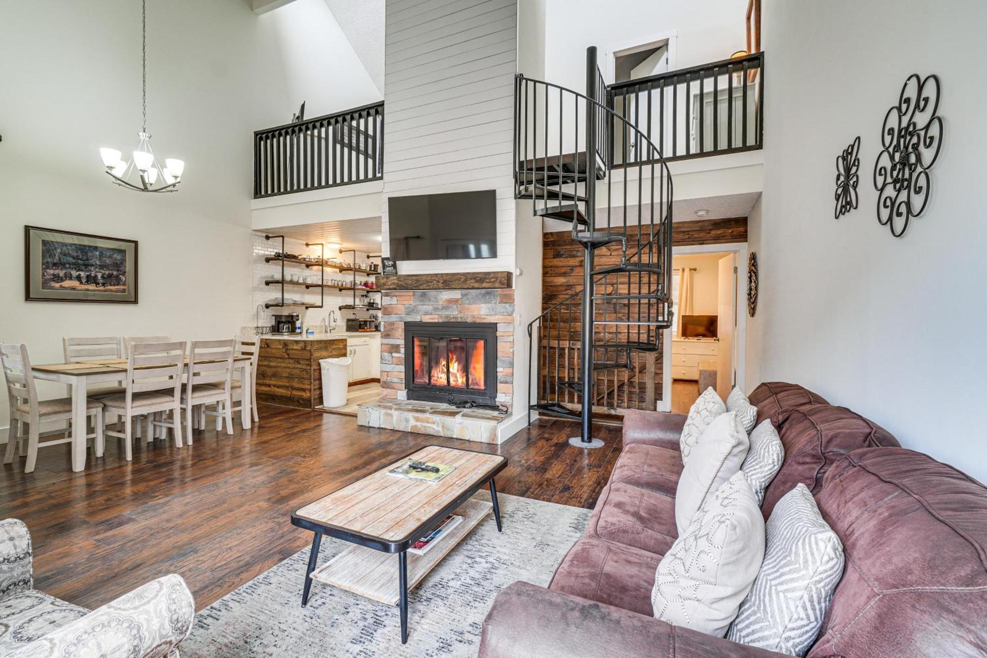 Mountain Townhome With Pool Access! * Gatlinburg