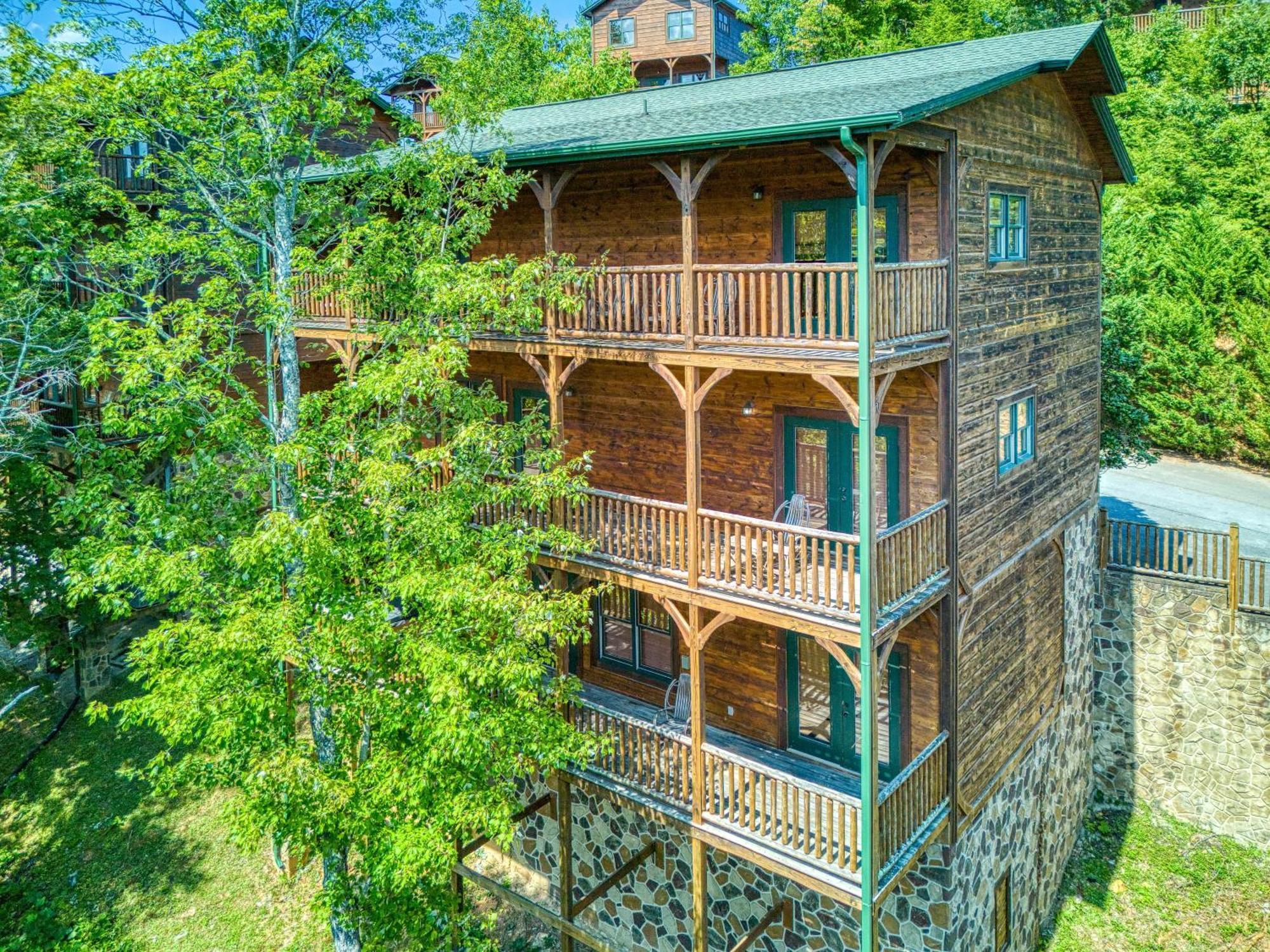 Holiday home Heights, Hot Tub, Game Room, Theater Room, 1089 Of Free Tickets For Each Paid Day Gatlinburg