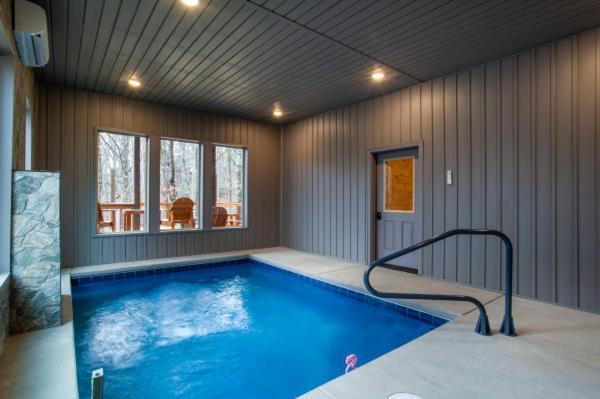 Escape To Nature's Embrace - Indoor Pool & Theatre Holiday home Gatlinburg