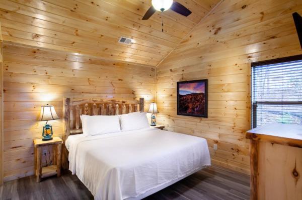 Escape To Nature's Embrace - Indoor Pool & Theatre Holiday home Gatlinburg